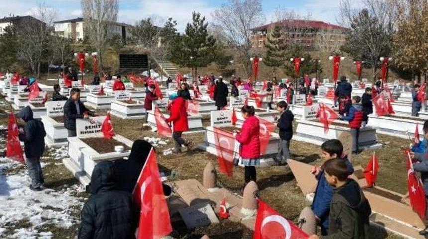 &Ouml;ğrenciler, Nene Hatun Ve Şehitlerin Mezarını Ziyaret Etti