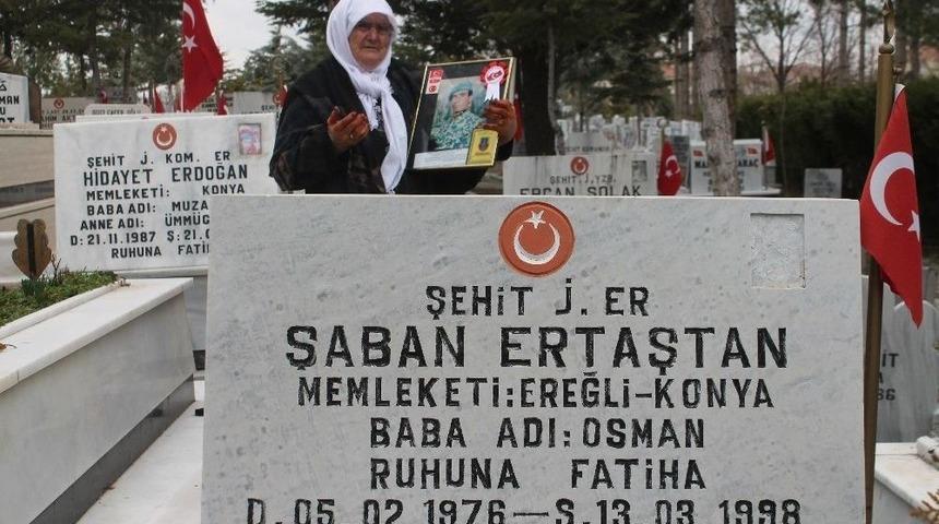 Şehit Oğlunun Boş Mezarını Ziyaret Ediyor