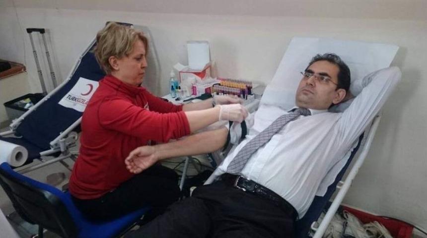 &Ccedil;ifteler Kaymakamı Ağca&rsquo;dan Kan Bağışı Kampanyasına Destek