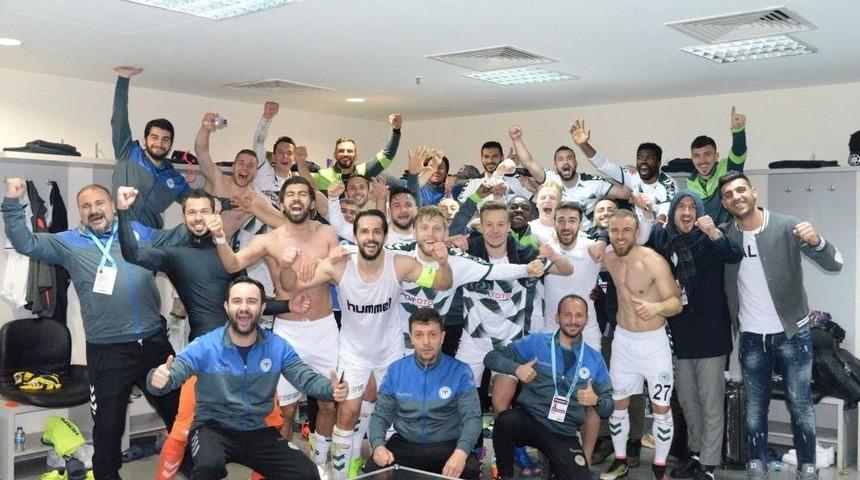 Konyasporlu Futbolculardan Kadık&ouml;y Pozu