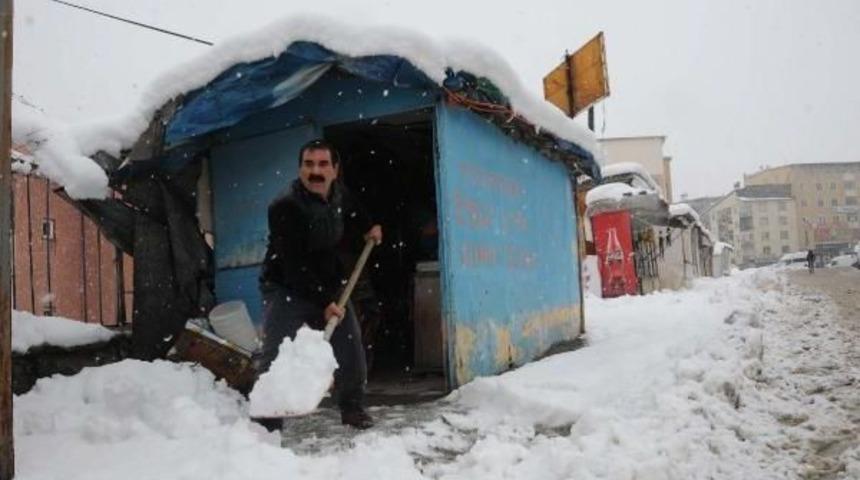 Hakkari Kar Altında