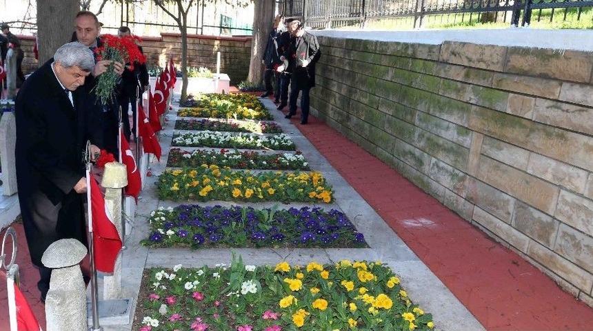 Başkan Karaosmanoğlu, Şehit Mezarlarına Karanfil Bıraktı