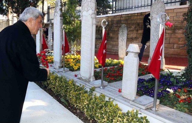 Başkan Karaosmanoğlu, Şehit Mezarlarına Karanfil Bıraktı