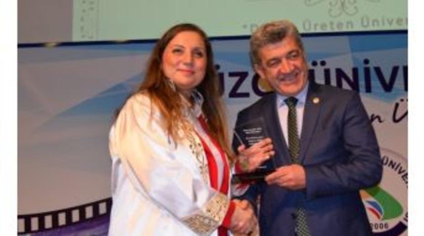 D&uuml;zce &Uuml;niversitesinden Başkan Yiğit&rsquo;e Teşekk&uuml;r Plaketi