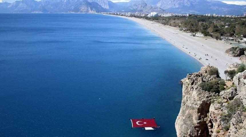 &Ccedil;anakkale Şehitleri İ&ccedil;in Denizde Dev T&uuml;rk Bayrağı A&ccedil;tılar
