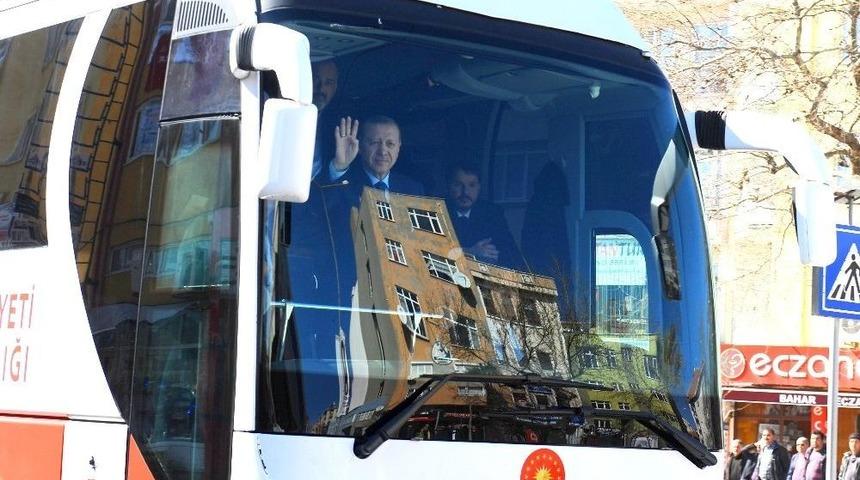 Cumhurbaşkanı Erdoğan Halkı Selamladı