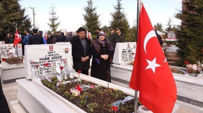 Şehidin Mezarına Doğum G&uuml;n&uuml;nde Nazar Boncuklu Karanfil