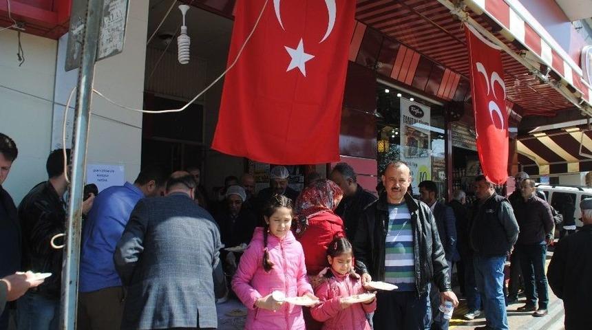Aydın Mhp Şehitler İ&ccedil;in Tavuklu Pilav Dağıttı