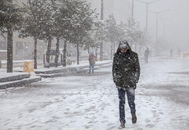 Ahlat’ta 8 Köy Yolu Ulaşıma Kapandı