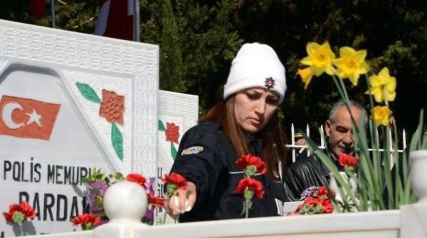 Adana'da Şehitlikler Ziyaret&ccedil;i Akınına Uğradı