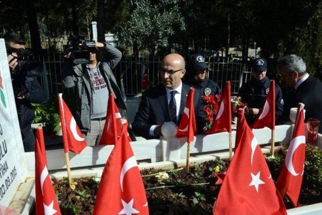 Adana'da Şehitlikler Ziyaretçi Akınına Uğradı