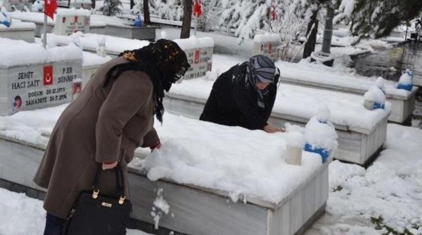 Şehit Anaları Ve Eşleri Şehit Mezarlarındaki Karları Temizledi