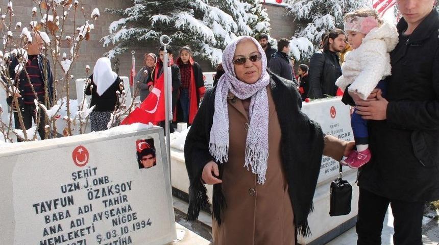 Şehit Oğlunun Sembolik Mezarında Dua Etti