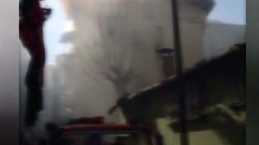 Tarlabaşı'ndaki Yangında &Ouml;len 3 Kardeşin Cenazeleri Evden &Ccedil;ıkarıldı