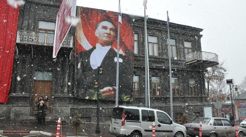 Kars&rsquo;ta Kar Yağışı Devam Ediyor