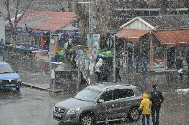 Kars’ta Kar Yağışı Devam Ediyor