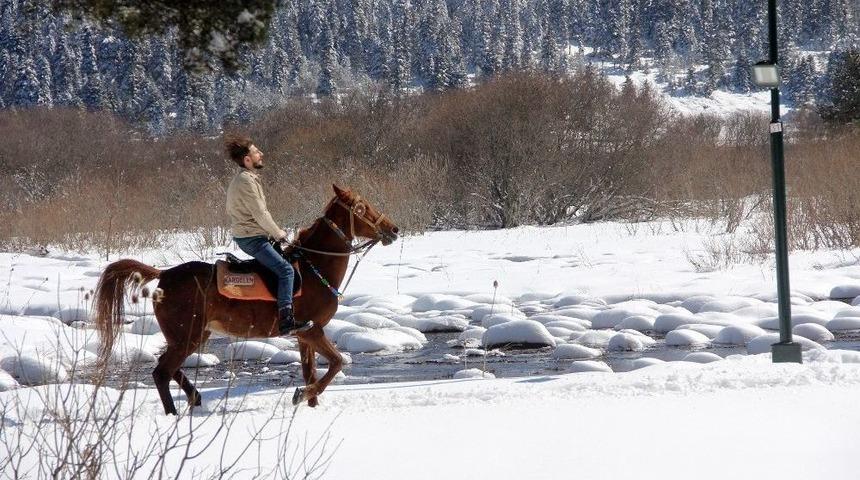 Abant&rsquo;ta Kar G&ouml;r&uuml;nt&uuml;s&uuml; Tatilcileri B&uuml;y&uuml;ledi