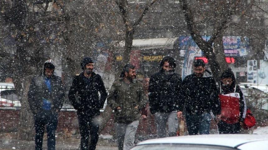 Ardahan&rsquo;da S&uuml;rpriz Kar Yağışı