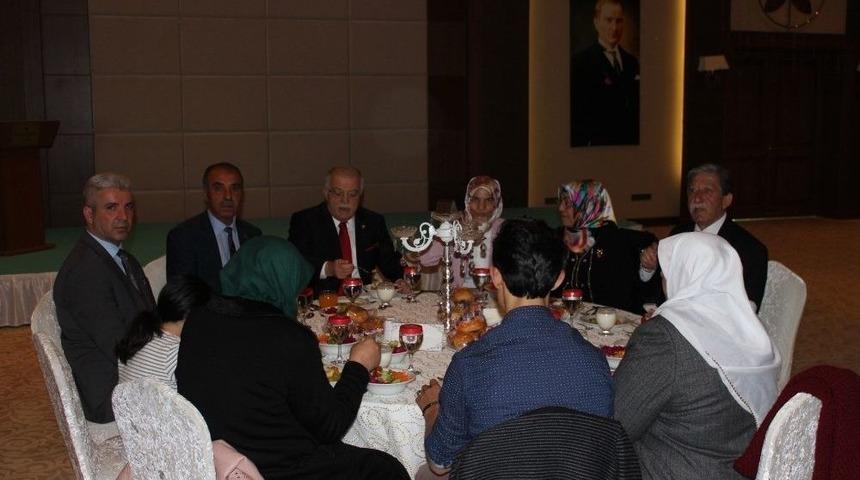 Şehit Aileleri Yemekli Toplantıda Kırşehir Protokol&uuml; İle Bir Araya Geldi