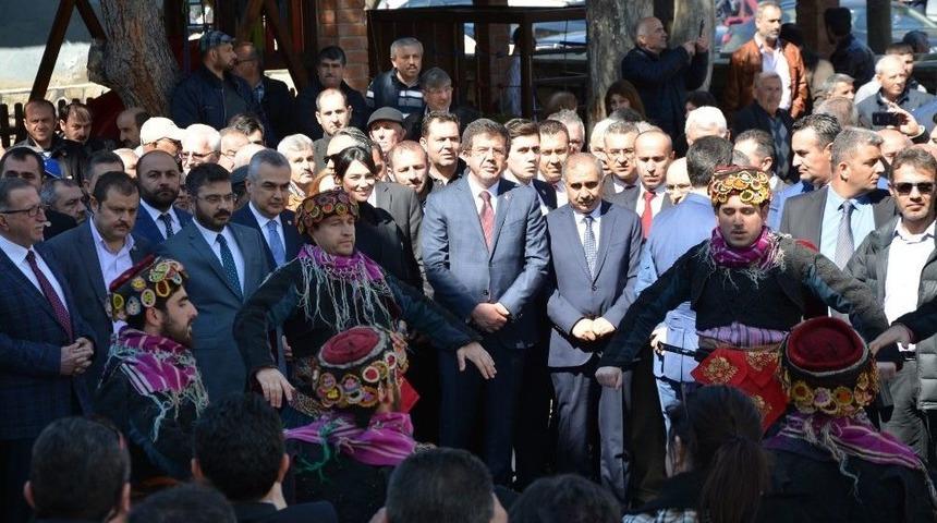 Bakan Zeybek&ccedil;i: &ldquo;ana Muhalefet Lideri Tek Ayak &Uuml;st&uuml;nde Kırk Yalan S&ouml;yl&uuml;yor&rdquo;