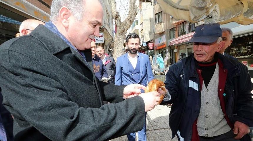 Bakan &Ouml;zl&uuml; Vatandaşlara Simit Dağıtı
