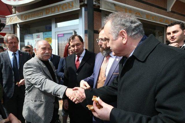 Bakan Özlü Vatandaşlara Simit Dağıtı