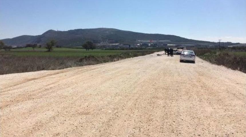 Mıcırlı Yolda Kaza: 1 &Ouml;l&uuml; 2 Yaralı