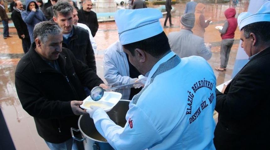 Elazığ&rsquo;da, Buğday &Ccedil;orbası Ve &Uuml;z&uuml;m Hoşafı İkramı