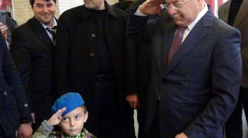 Bakan Akdağ, 5 Yaşındaki Şehit Yeğeni Ile Asker Selamı Verdi