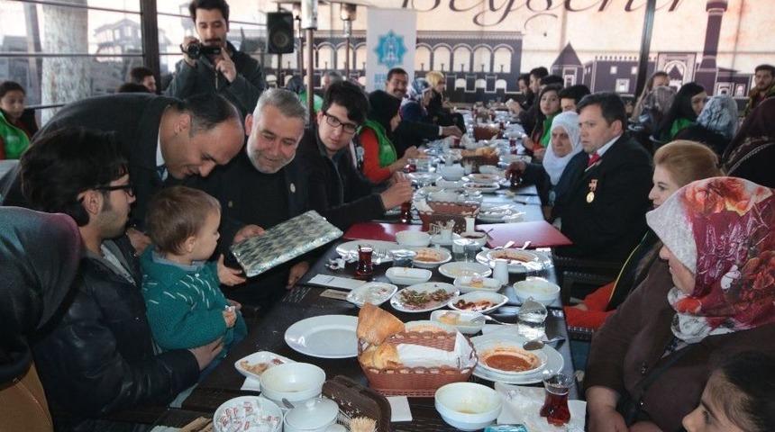 Beyşehir Belediyesi&rsquo;nden Şehit Aileleri Ve Gaziler Onuruna Yemek