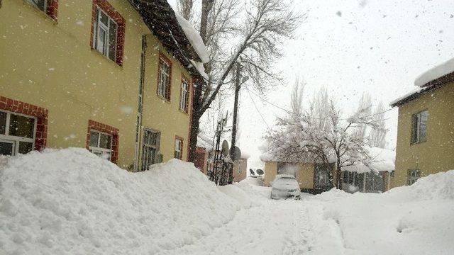 Yüksekova’da Kar Esareti Geri Döndü