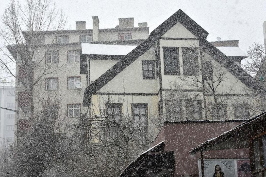 G&uuml;m&uuml;şhane&rsquo;de Mart Kapıdan Baktırdı