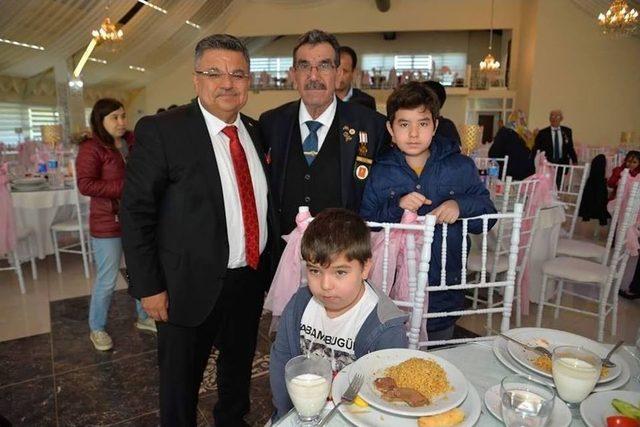 Başkan Yağcı, Şehit Aileleri Ve Gazilere Yemek Verdi