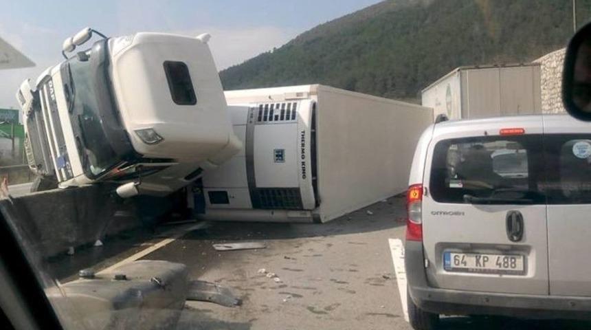 Devrilen Tır Karşı Şeritteki Otomobile &Ccedil;arptı: 3 Yaralı