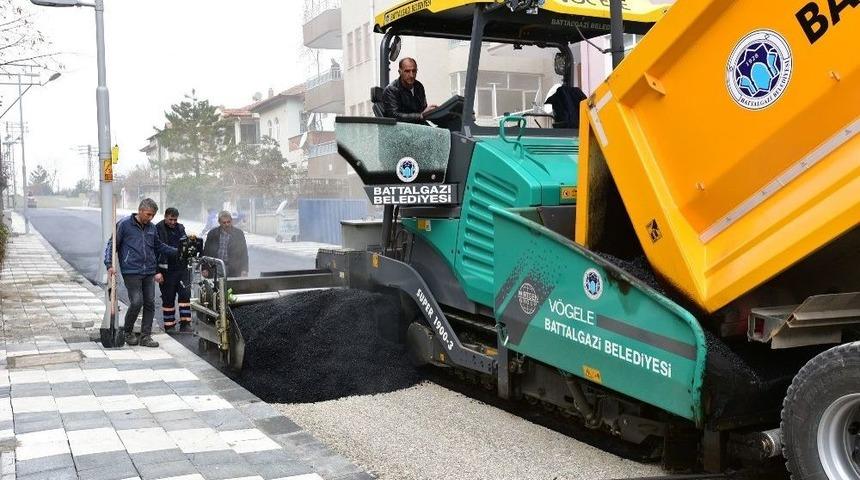 &Ccedil;&ouml;şn&uuml;k Mahallesinde Sıcak Asfalt &Ccedil;alışması Yapılıyor