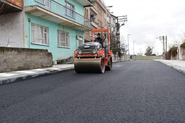 Çöşnük Mahallesinde Sıcak Asfalt Çalışması Yapılıyor