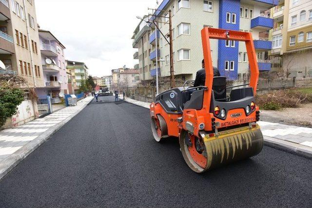 Çöşnük Mahallesinde Sıcak Asfalt Çalışması Yapılıyor