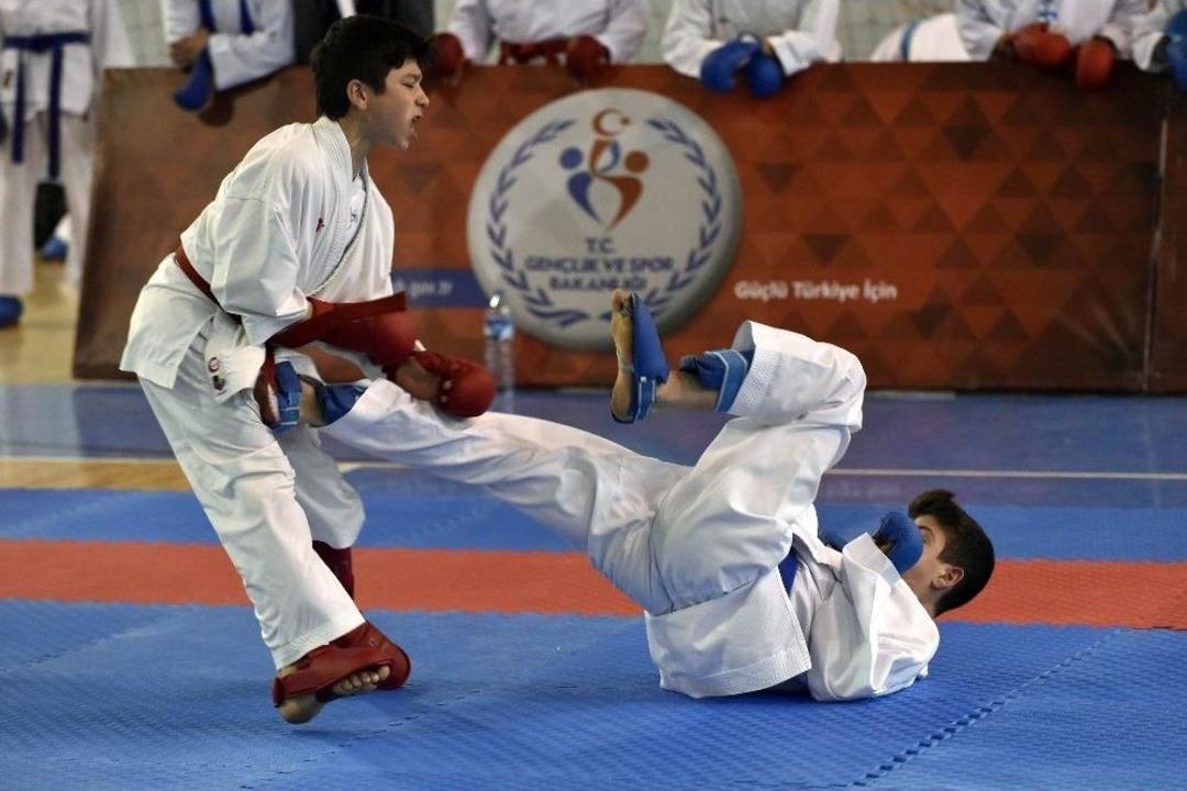 Okullararası Gen&ccedil;ler Karate M&uuml;sabakaları G&uuml;m&uuml;şhane&rsquo;de Başladı