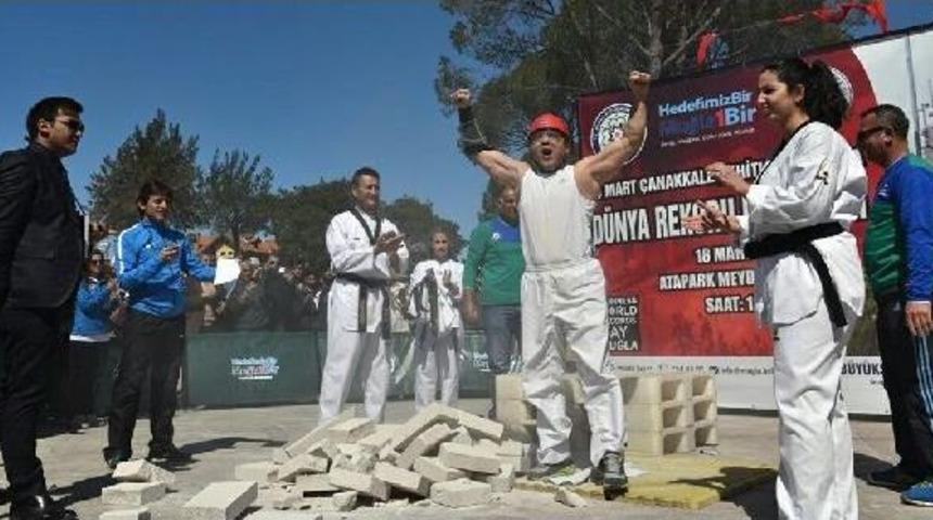 Rekor Denemesinde V&uuml;cudunda 17 Beton Bloğu Kırdırdı