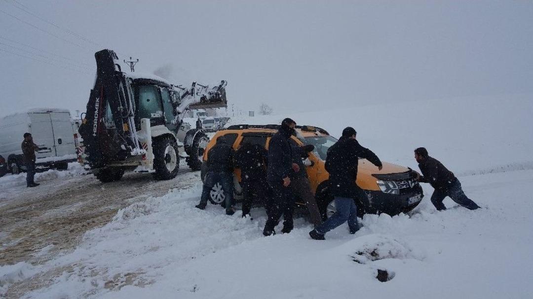 Bitlis&rsquo;te Tipi Ve Fırtınada Mahsur Kalan 10&rsquo;u &Ouml;ğretmen 25 Kişi Yolda Mahsur Kaldı