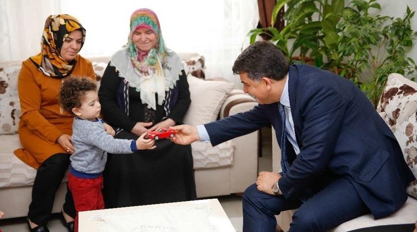 Başkan Fadıloğlu Şehit Ailelerini Ziyaret Etti