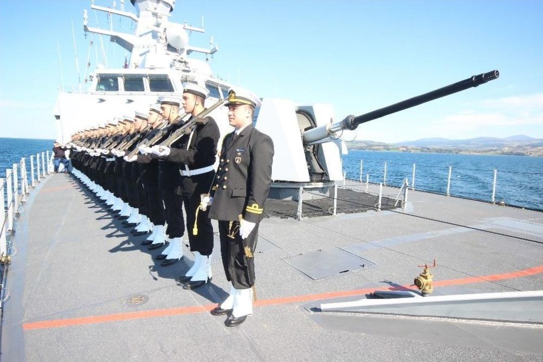 Deniz Kuvvetlerine Ait Gemiler &Ccedil;anakkale Boğazında Resmi Ge&ccedil;it T&ouml;reni Yaptı