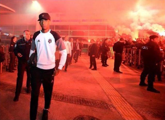 Beşiktaş, Antalya’Da Meşalelerle Karşılandı