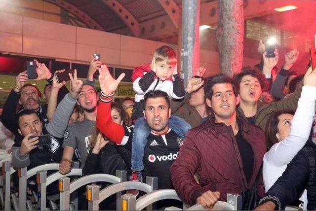 Beşiktaş, Antalya’Da Meşalelerle Karşılandı