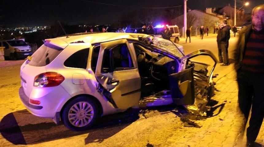 K&uuml;tahya&rsquo;da Otomobil Elektrik Direğine &Ccedil;arptı: 1 &Ouml;l&uuml; 2 Yaralı