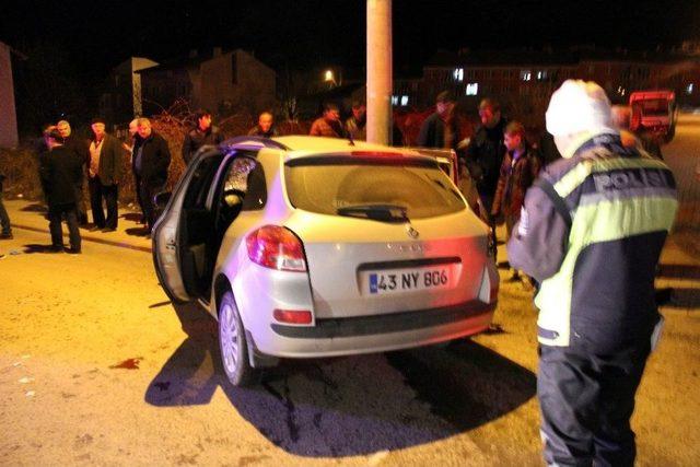 Kütahya’da Otomobil Elektrik Direğine Çarptı: 1 Ölü 2 Yaralı