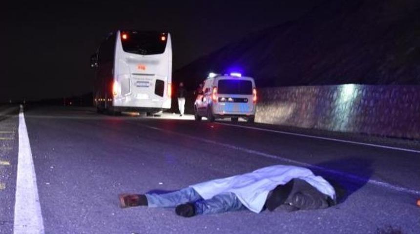 Yolcu Otob&uuml;s&uuml;n&uuml;n &Ccedil;arptığı Yaya &Ouml;ld&uuml;