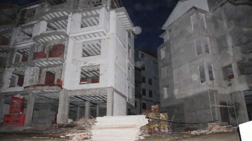 İnşaatın &Ccedil;atısından D&uuml;şen Iş&ccedil;i &Ouml;ld&uuml;