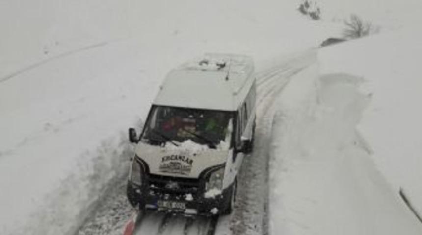 2800 Rakımda Mahsur Kalanlar Kurtarıldı