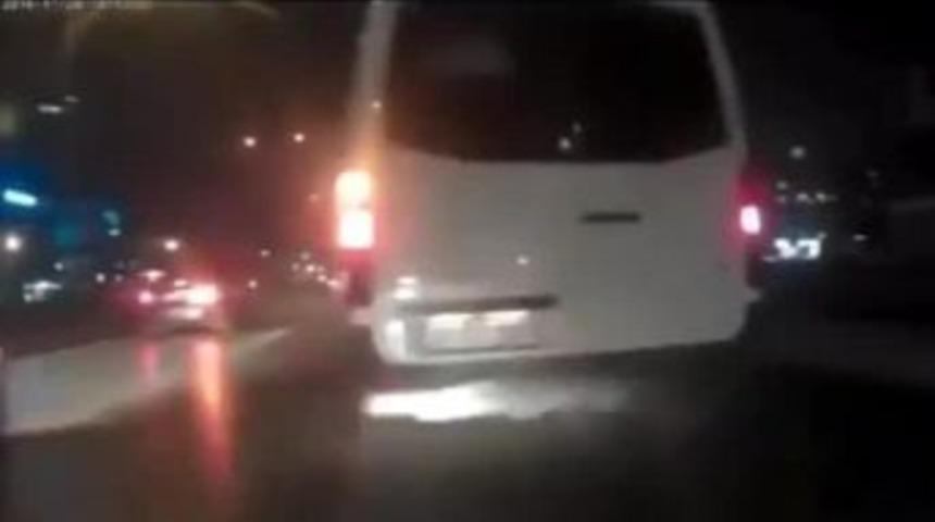 Trafik Magandası Makas Atarken Araca B&ouml;yle &Ccedil;arptı